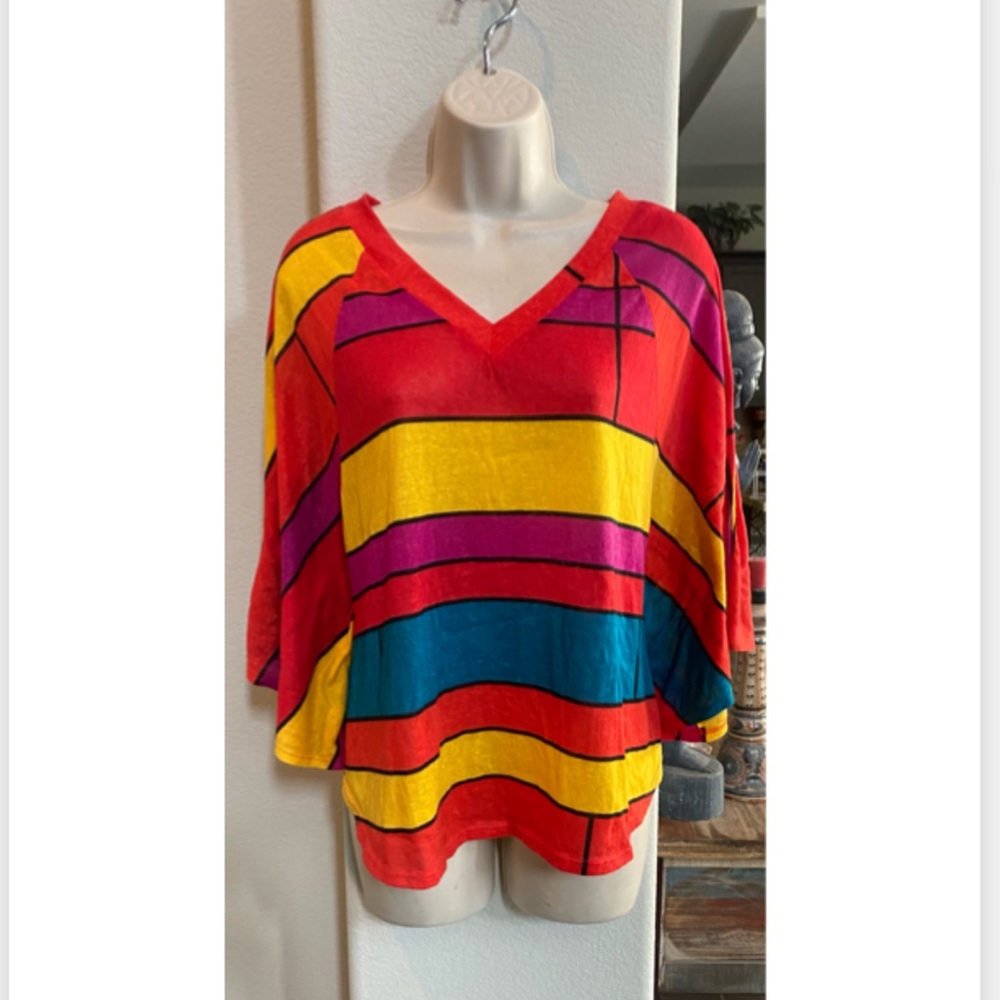 Like new Romeo & Juliet Couture colorful butterfly sleeve top. Sz M